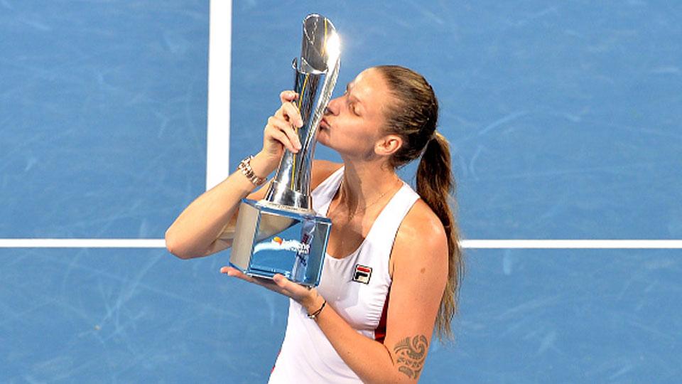 Petenis asal Ceko, Karolina Pliskova merayakan kemenangan dengan mencium trofi setelah memenangkan pertandingan melawan Alize Cornet. - INDOSPORT